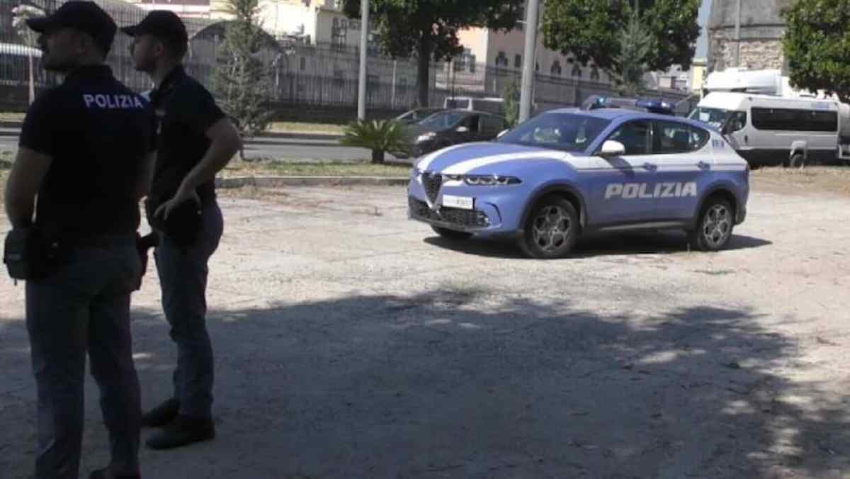 Napoli, aggressione in via Marina: un uomo ferito da accoltellamento in strada