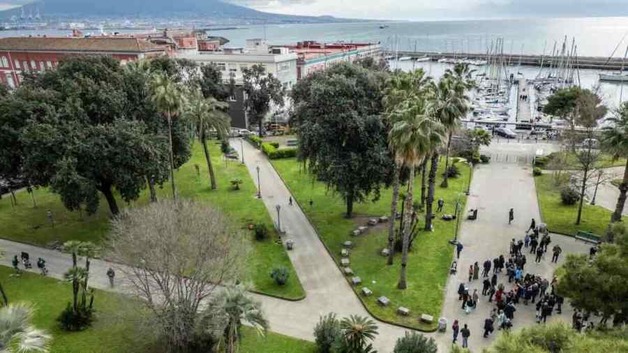Napoli, rapina a mano armata ai danni di un turista: fermato un ventenne