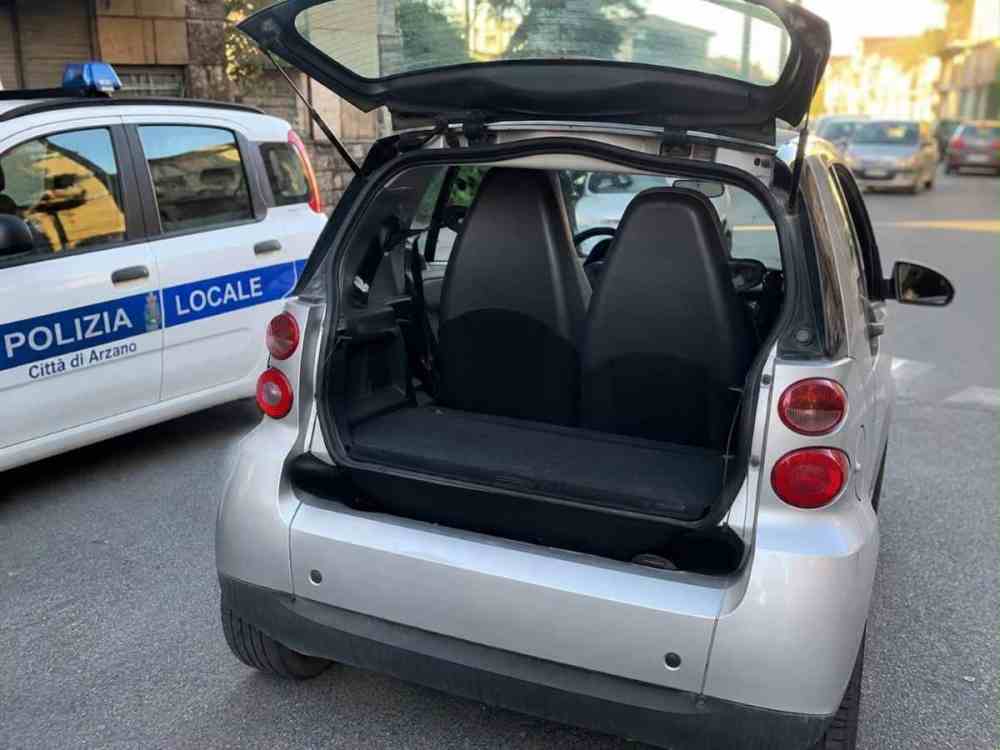 Arzano, denunciata una donna: tre bambini a bordo di una Smart, due nel portabagagli