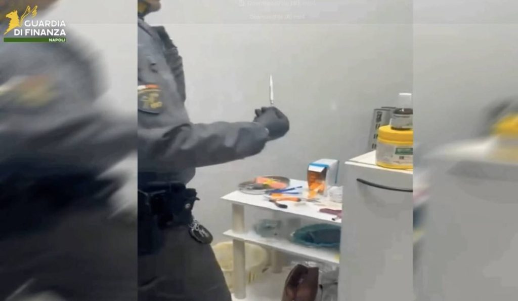 Napoli, tatuaggi abusivi in salone di bellezza: scattano le denunce per due persone