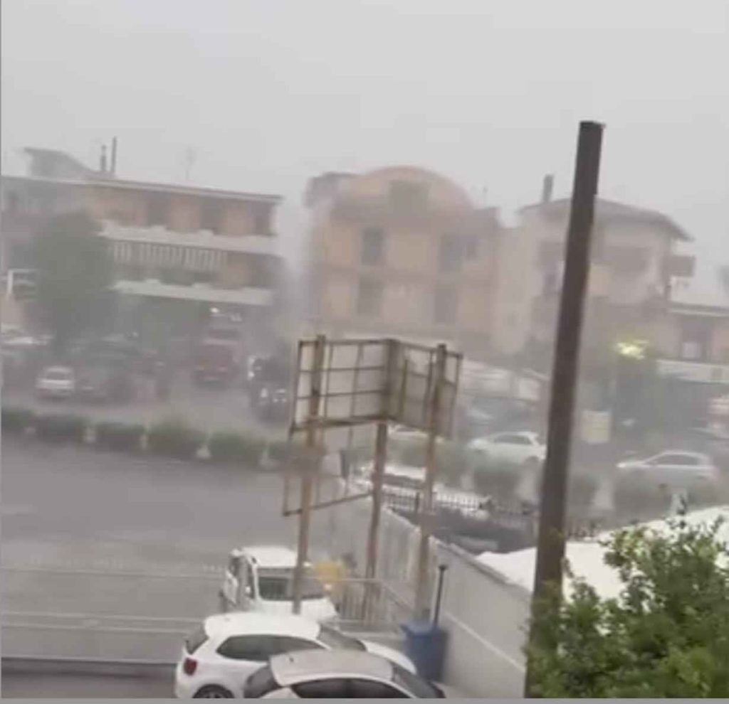 Maltempo a Napoli, Campi Flegrei e Ischia: strade allagate e blackout in diverse zone