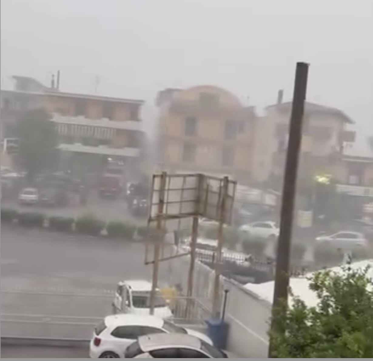 Maltempo a Napoli, Campi Flegrei e Ischia: strade allagate e blackout in diverse zone