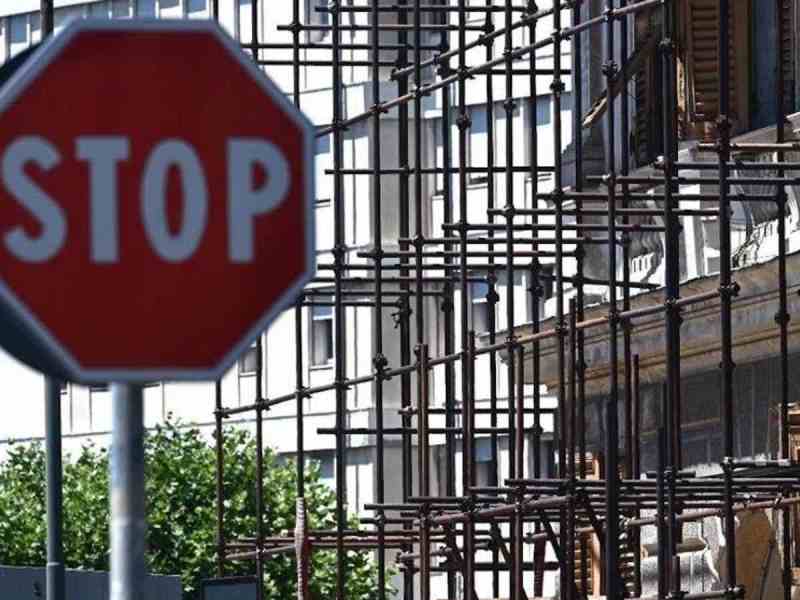 Assolto il datore di lavoro per la morte dell’operaio: condannato il committente dopo 10 anni
