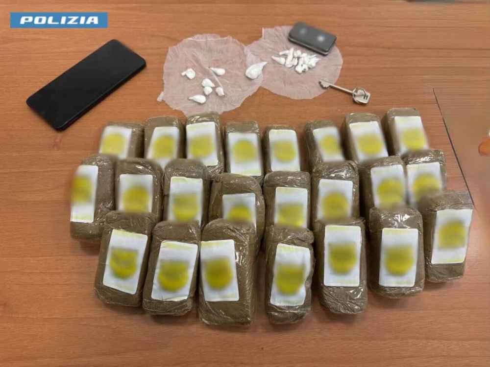 Sequestrati 5 chili di stupefacenti nei Quartieri Spagnoli: scattano le indagini