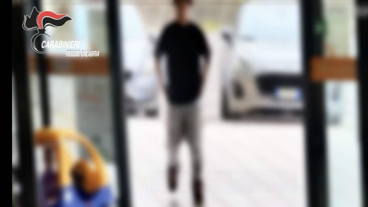 Truffe agli anziani: minorenni utilizzati come corrieri, denunciato un 17enne a Napoli
