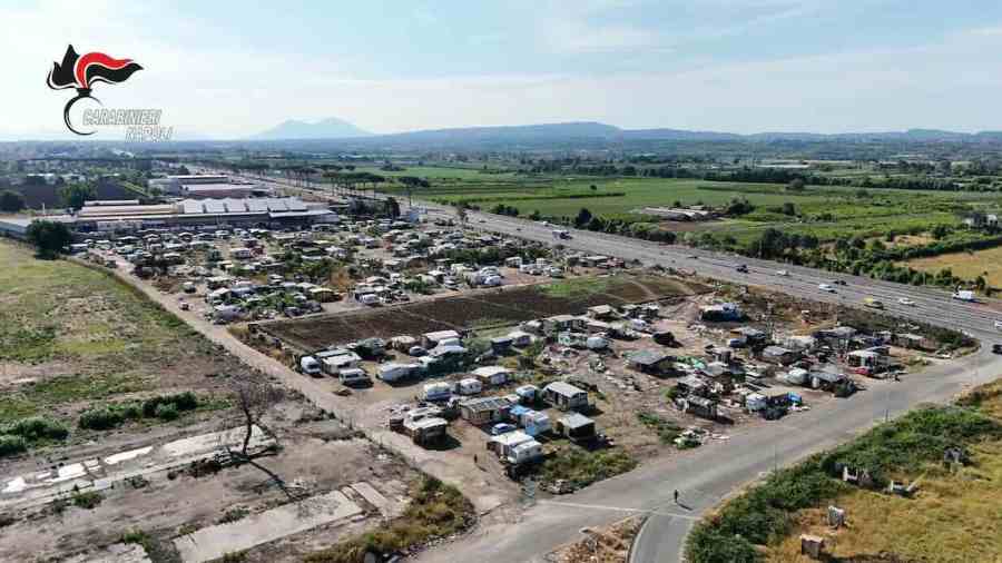 Giugliano, operazione al campo rom: 32 veicoli sequestrati e controlli a 94 persone