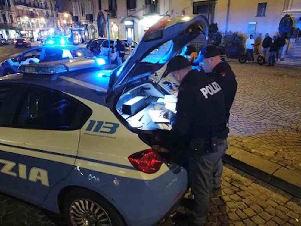 Napoli, arresti di minori per rapine durante la movida notturna
