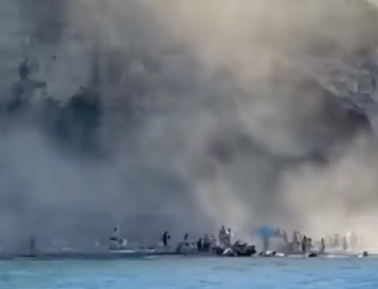 Vico Equense, frana sul costone: nube di polvere invade la spiaggia