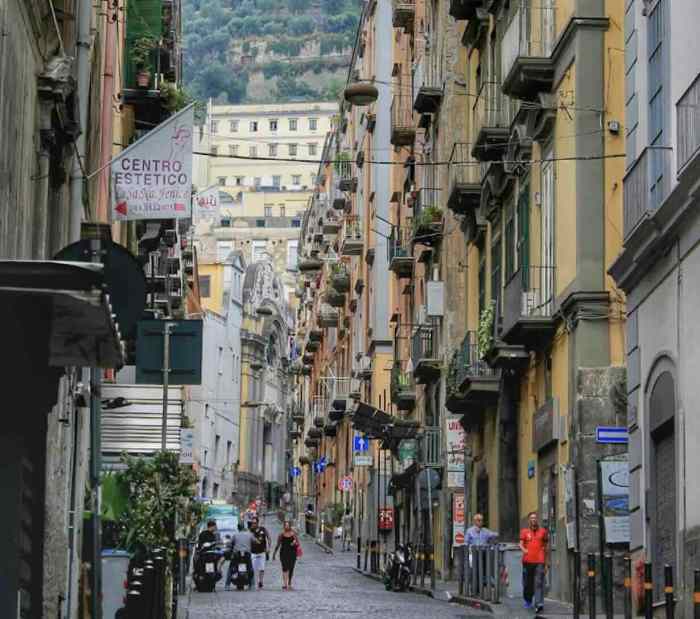 Montecalvario, lite in un bar: un turista ferito in seguito a una discussione sui tavoli