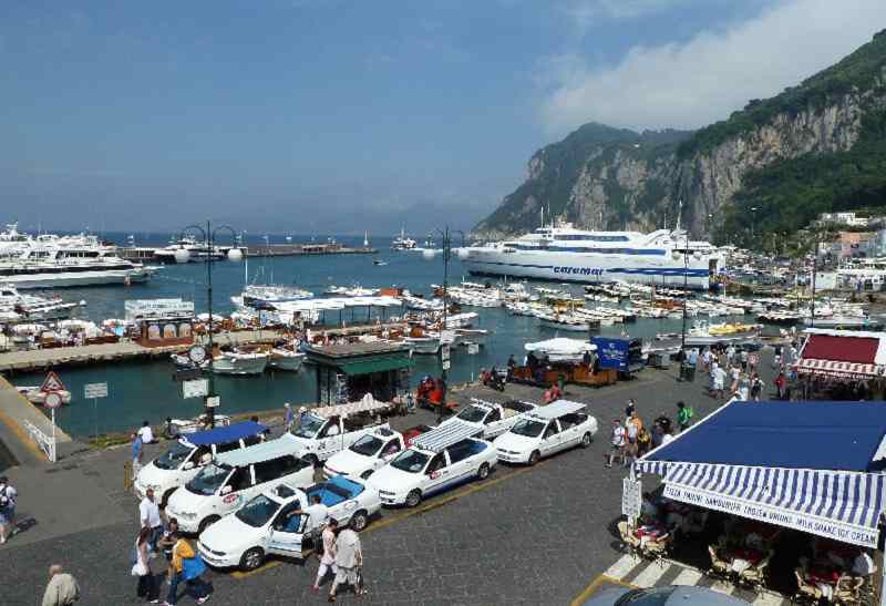 Capri, aliscafo contro banchina: incidente senza feriti