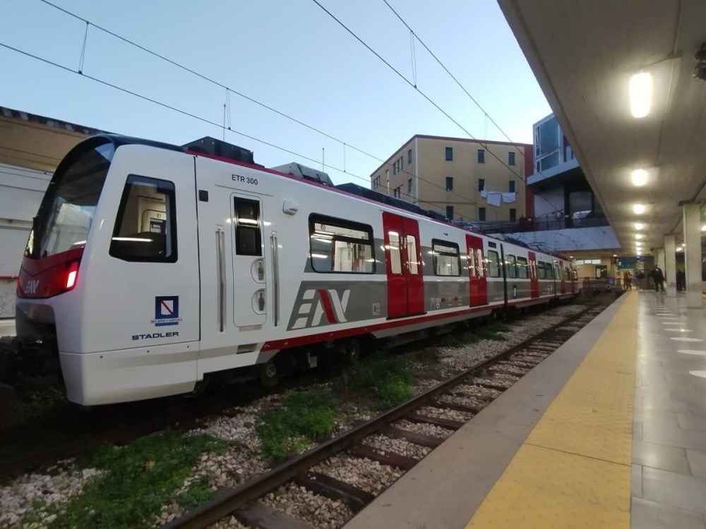 Circumvesuviana, debutta il primo nuovo treno: Fico annuncia l’inizio dell’esercizio