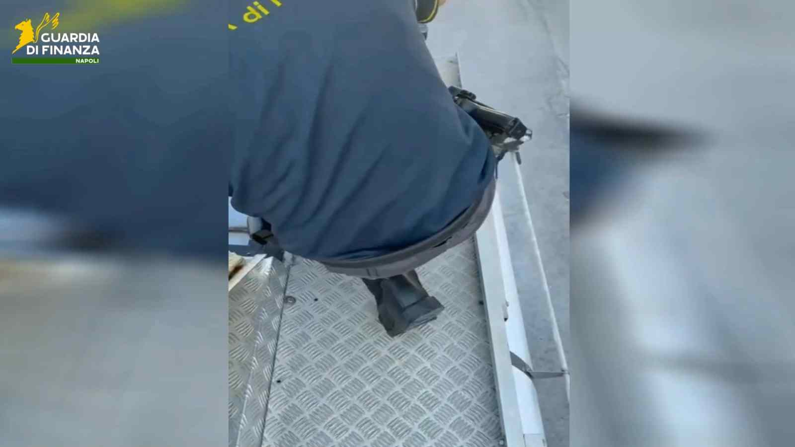 Napoli, scoperta cocaina nell’autocisterna: arrestato il corriere con 113 chili di droga