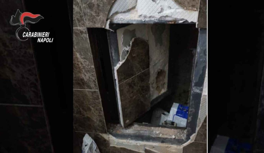 Bunker e arsenale del clan Gionta nel Napoletano: sequestrate armi e droga