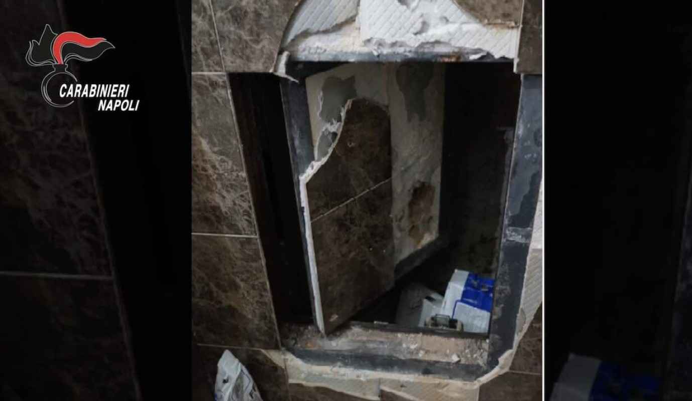 Bunker e arsenale del clan Gionta nel Napoletano: sequestrate armi e droga