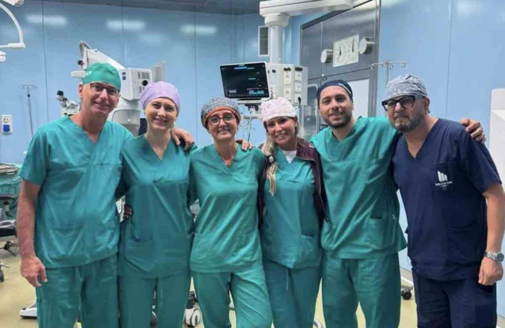 Campania, innovazione in oftalmologia: impiantato il primo serbatoio farmacologico per maculopatia