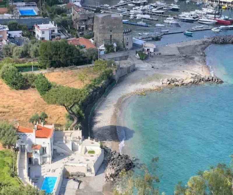 Vico Equense, proteste per l’accesso negato alle spiagge pubbliche bloccate da lucchetti