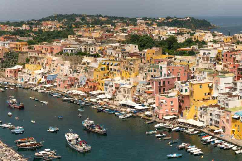 Procida, il sindaco sospende i lavori all’ospedale: «Inadeguata senza Tac e raggi»