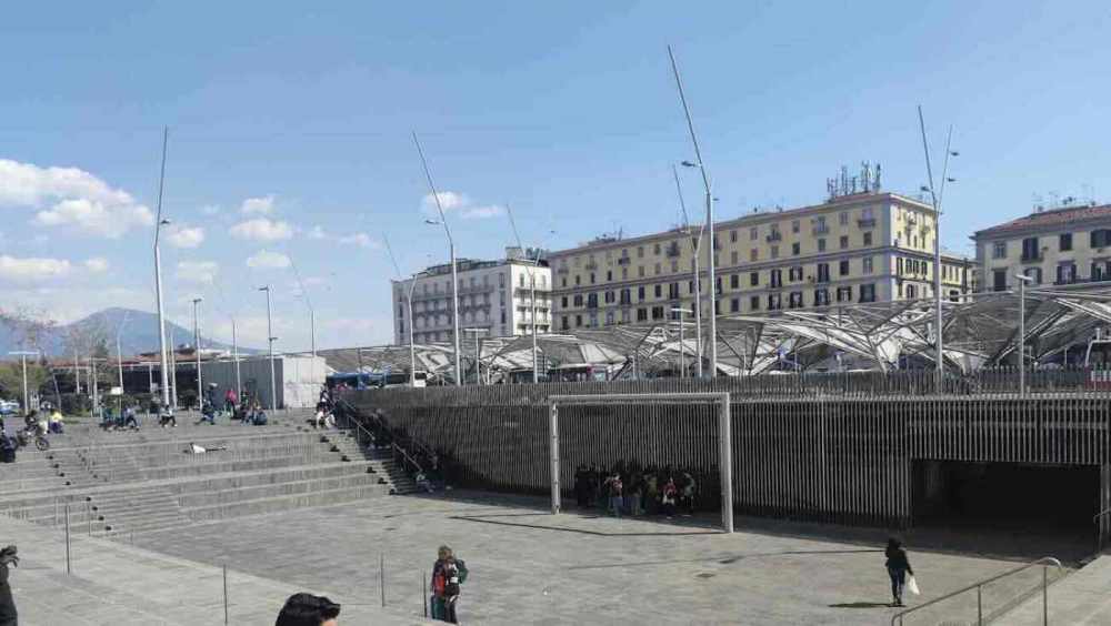 Tensione a Piazza Garibaldi: inseguimento e arresti dopo il forzamento del blocco stradale