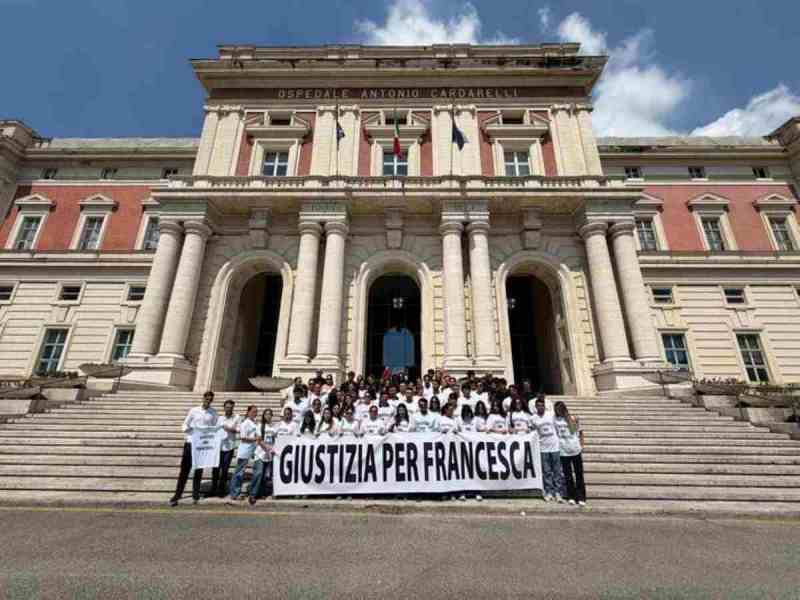 Flash mob al Cardarelli per chiedere giustizia per Francesca, la 23enne deceduta dopo un intervento