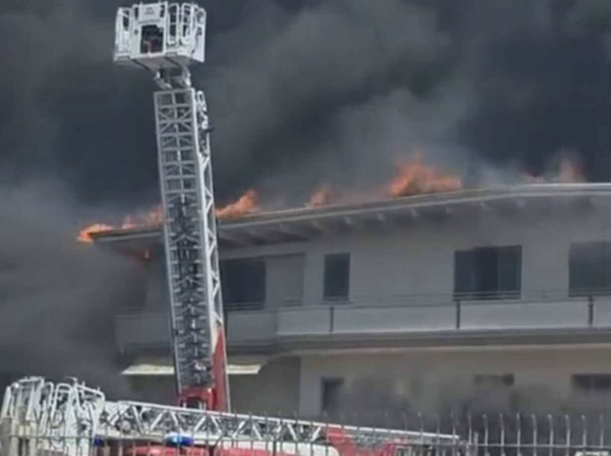 Striano, incendio preoccupa: avviato monitoraggio per diossine tra Napoli e Salerno