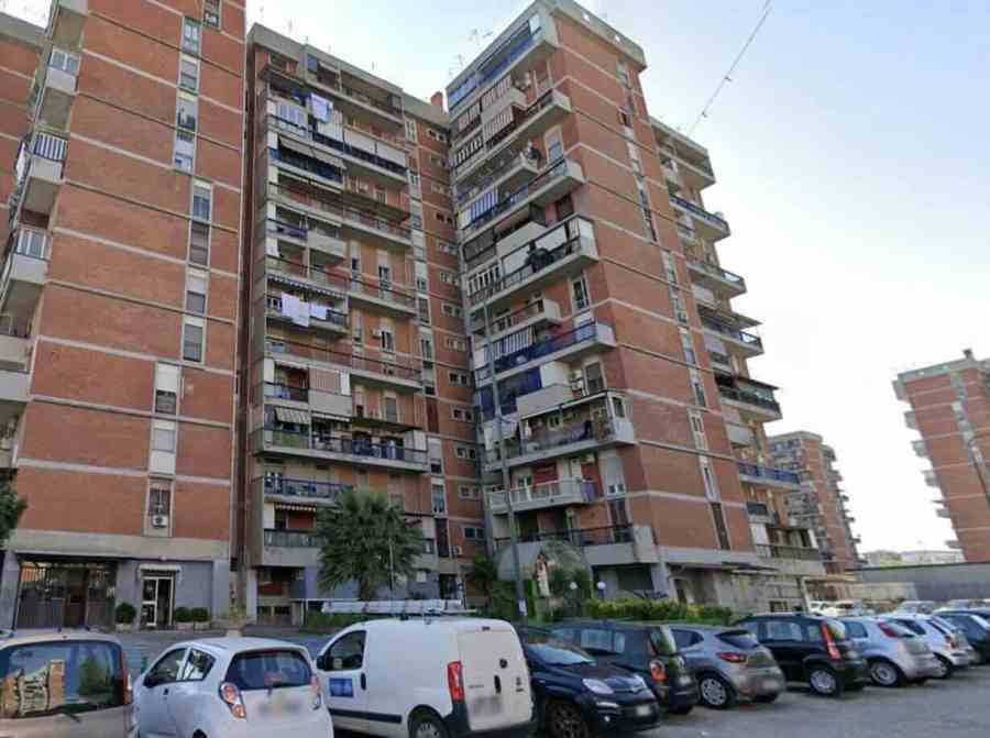 Scampia, tragedia ai Sette Palazzi: un 12enne perde la vita dopo una caduta dal decimo piano