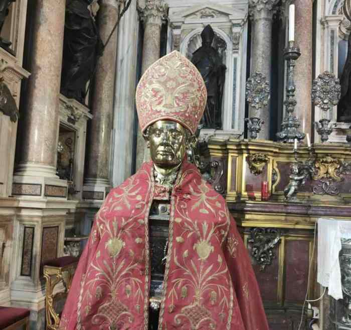 Arrestato un uomo nel Duomo di Napoli mentre cercava di rubare la mitra di San Gennaro