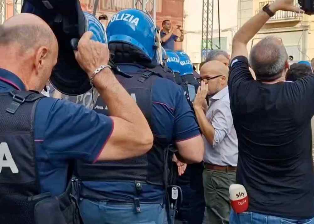 Tensioni a Napoli: disoccupati protestano contro le forze dell’ordine prima dell’evento del centrosinistra