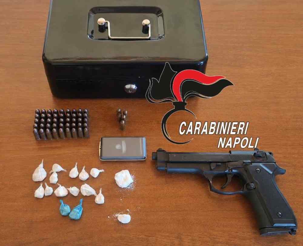 Napoli, 46enne arrestata dopo aver lanciato una cassaforte per sfuggire al blitz: dentro cocaina e materiale per spaccio