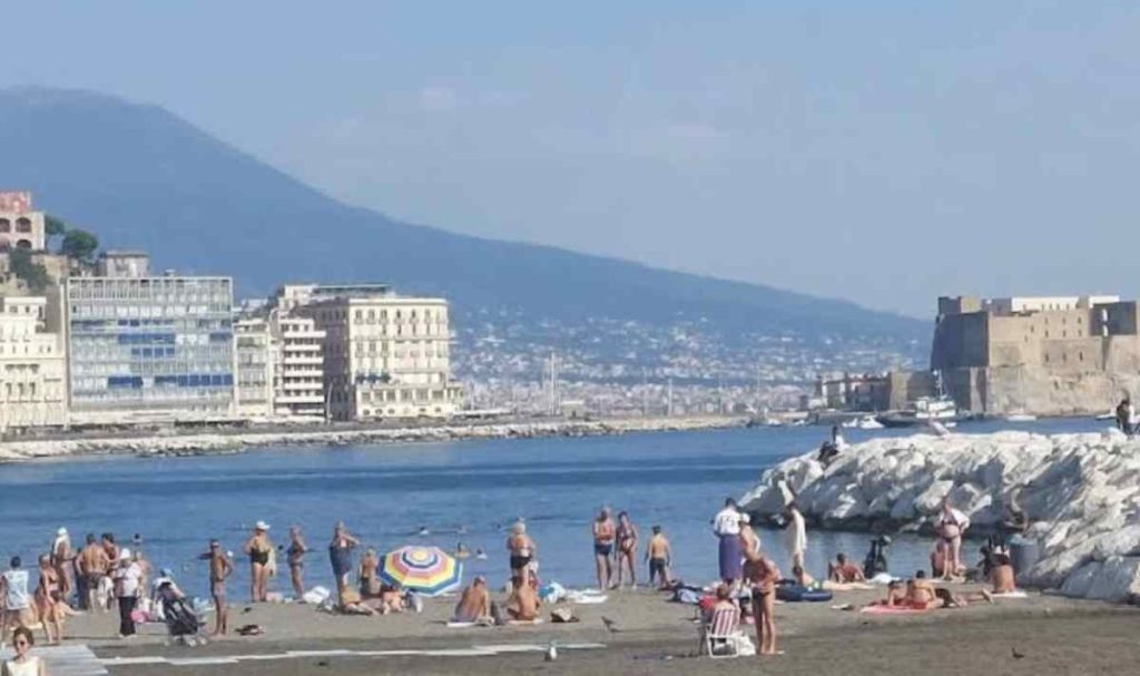 Napoli, furto a turista americano: due arresti per spese con bancomat rubato