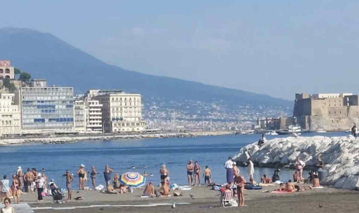 Napoli, furto a turista americano: due arresti per spese con bancomat rubato