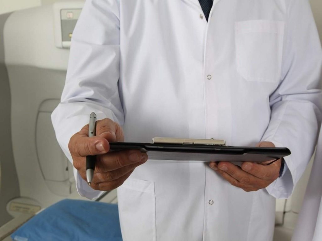 Napoli, medici in difesa: “Stop ai processi social che alimentano l’odio”