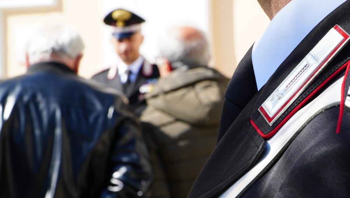 Napoli, uomo tenta di truffare un anziano: bloccato e arrestato