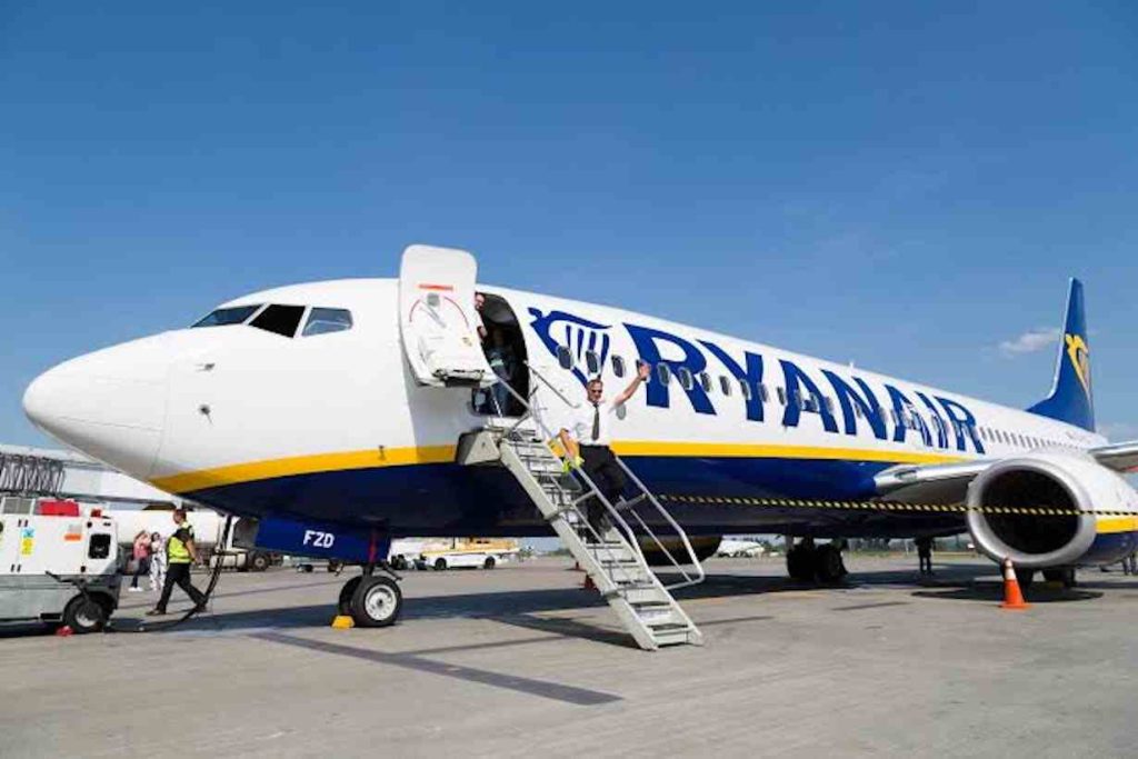 Napoli, volo Ryanair per Venezia subisce oltre 10 ore di ritardo: passeggeri in attesa e poi rimandati a terra