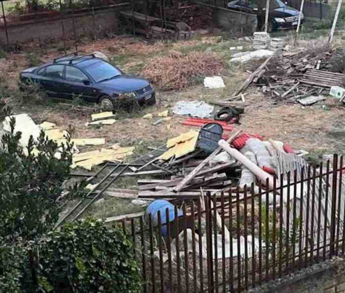 Giugliano, emergenza rifiuti speciali in via Palizzi: auto abbandonate segnalano un grave problema ambientale
