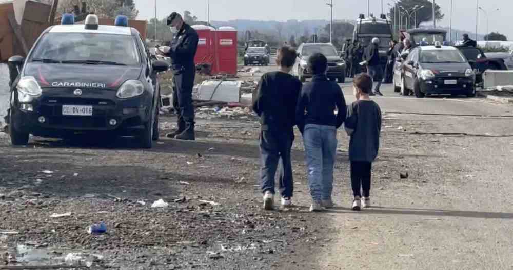 Giugliano, operazione contro il furto di energia: 26 persone denunciate nel campo rom