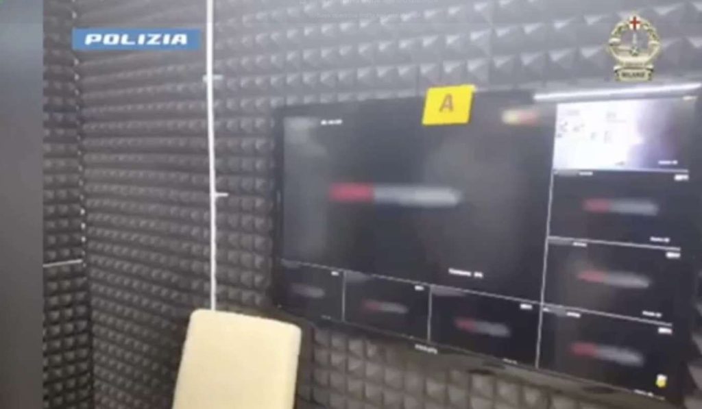 Napoli, smantellata rete di truffe con sistemi di videosorveglianza e insonorizzazione