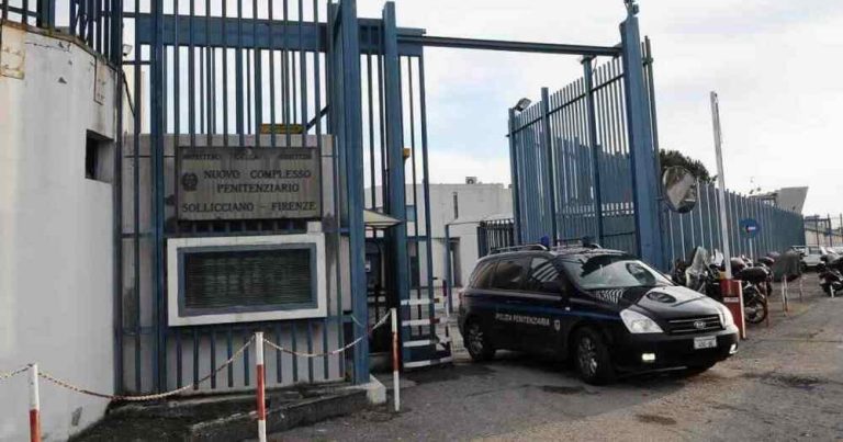 Napoli, arrestato anziano di 87 anni per furto d’auto: indagini in corso