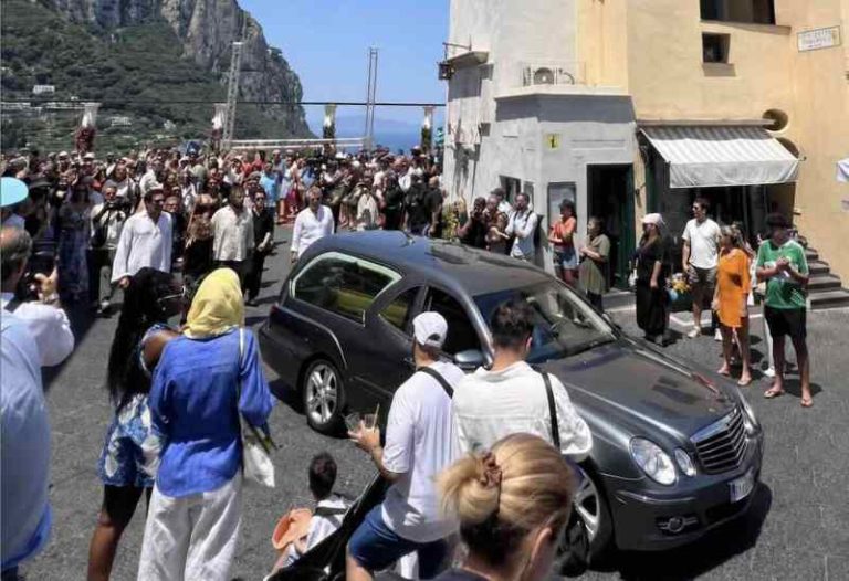 Capri celebra Peppino di Capri: una piazza e un premio annuale per il suo ricordo
