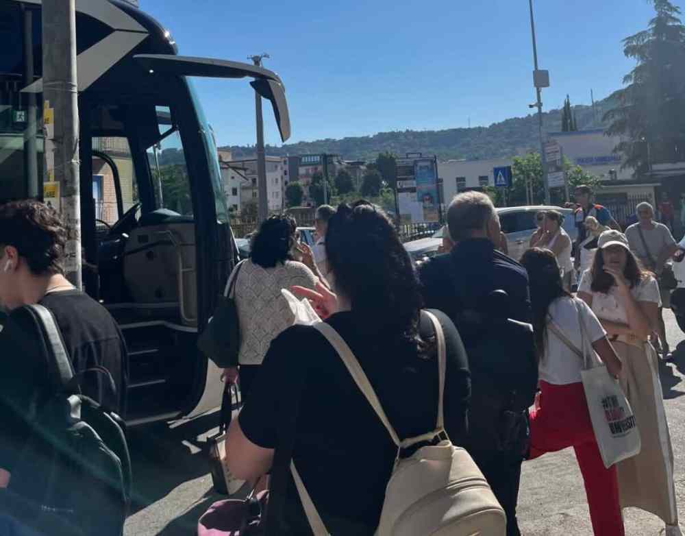 Frana a Pisani, pendolari in attesa sotto il sole: disagi per la Circumflegrea