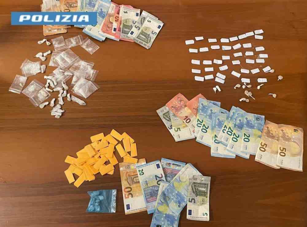Piazza Garibaldi, arrestati due giovani: sequestrate 400 pasticche di droga