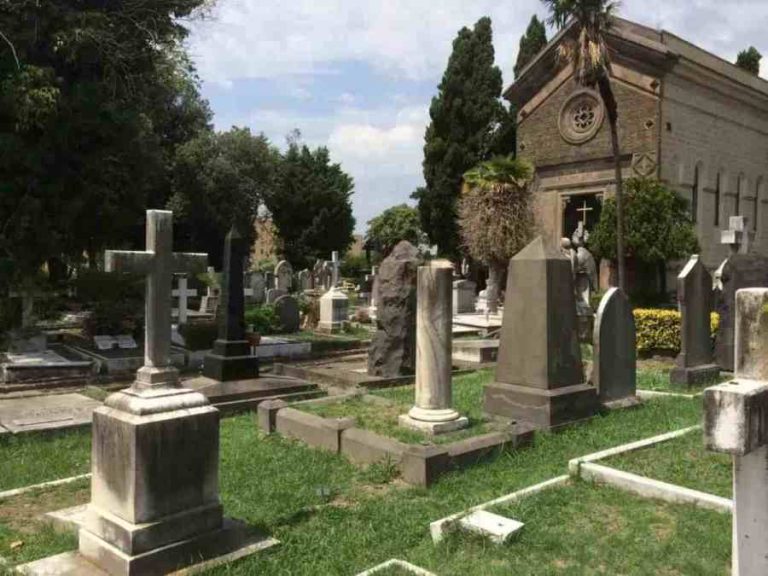 Bando a Napoli per l’assegnazione di oltre 3mila loculi e cellette nei cimiteri