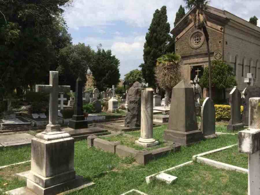 Bando a Napoli per l’assegnazione di oltre 3mila loculi e cellette nei cimiteri