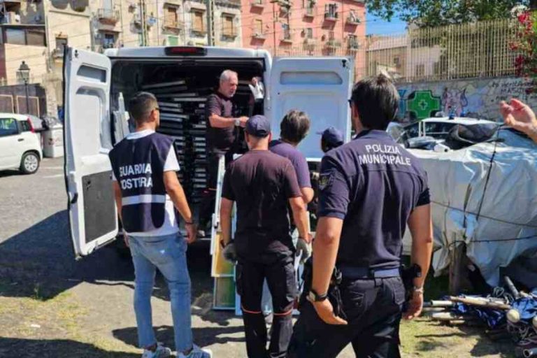 Napoli, scoperta spiaggia abusiva: sequestrato stabilimento di mille metri quadrati