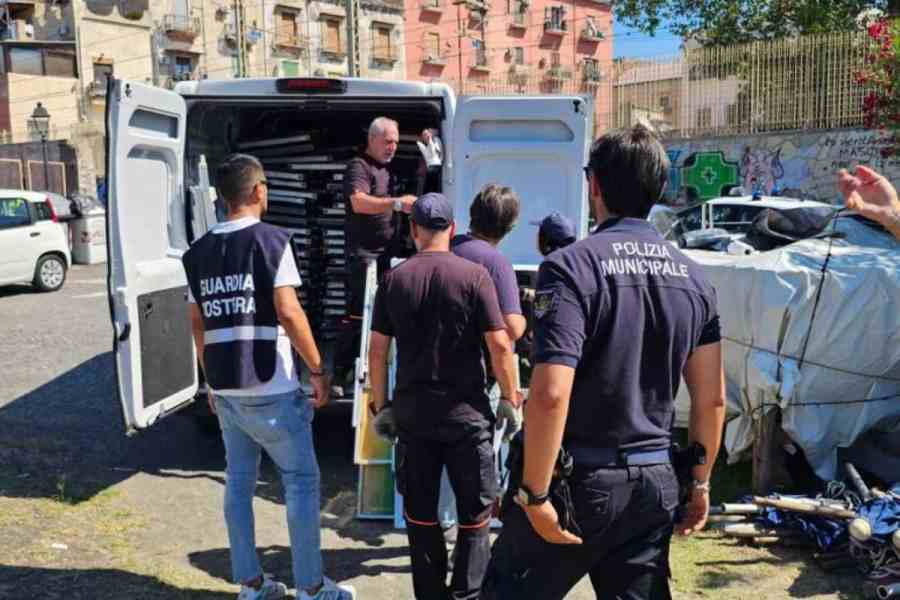 Napoli, scoperta spiaggia abusiva: sequestrato stabilimento di mille metri quadrati