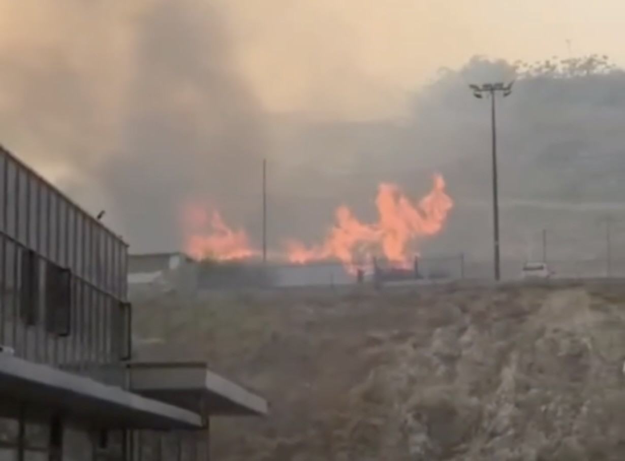 Incendio tra Pozzuoli e Agnano, fiamme domate dopo un’impegnativa notte: aperta un’inchiesta della Procura
