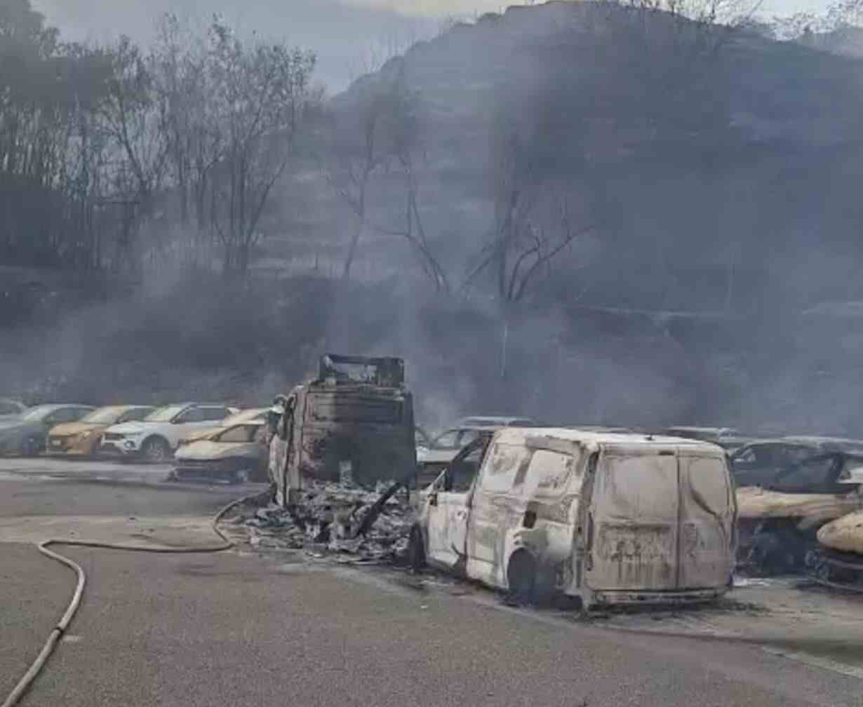 Pozzuoli, incendio devasta concessionaria: il proprietario promette una pronta rinascita
