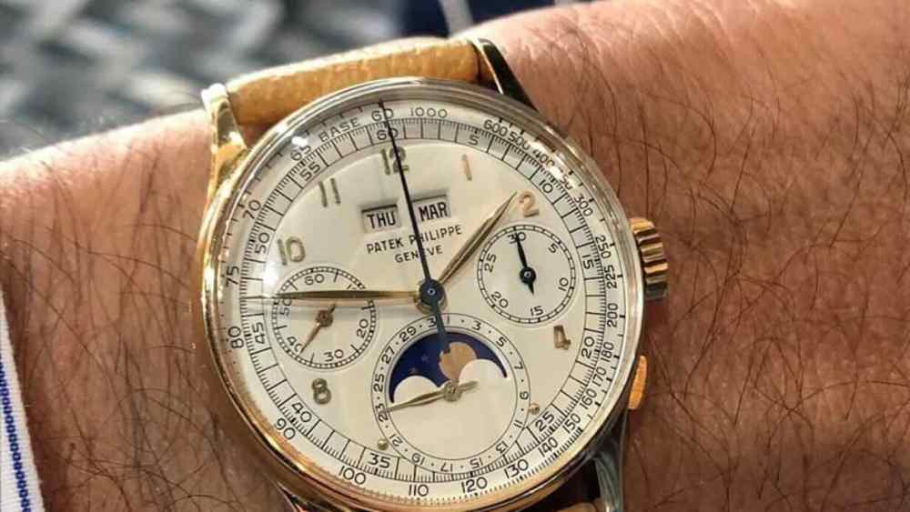 Napoli, rapina a turista: due giovani arrestati per furto di orologio da 130mila euro