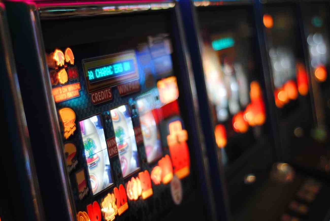 Fuorigrotta, controlli in una sala giochi: scoperte irregolarità e maxi sanzione di 66mila euro