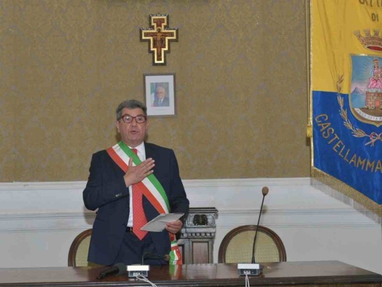 Castellammare, il Comune sciolto per camorra: conflitto tra sindaco e PD