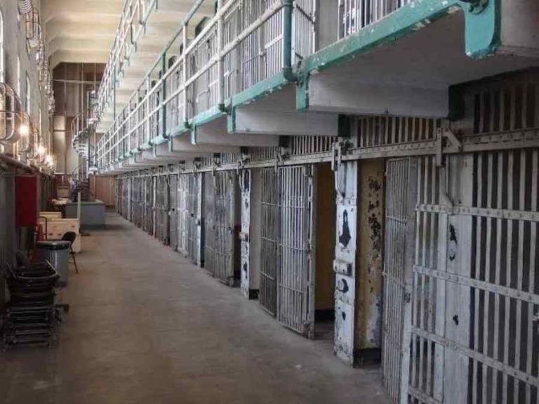 Poggioreale, Ciambriello denuncia: «200 agenti in meno, detenuti chiusi fino a 22 ore al giorno»